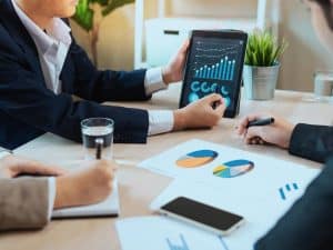 What is financial advice in Australia, financial planners showing financial charts