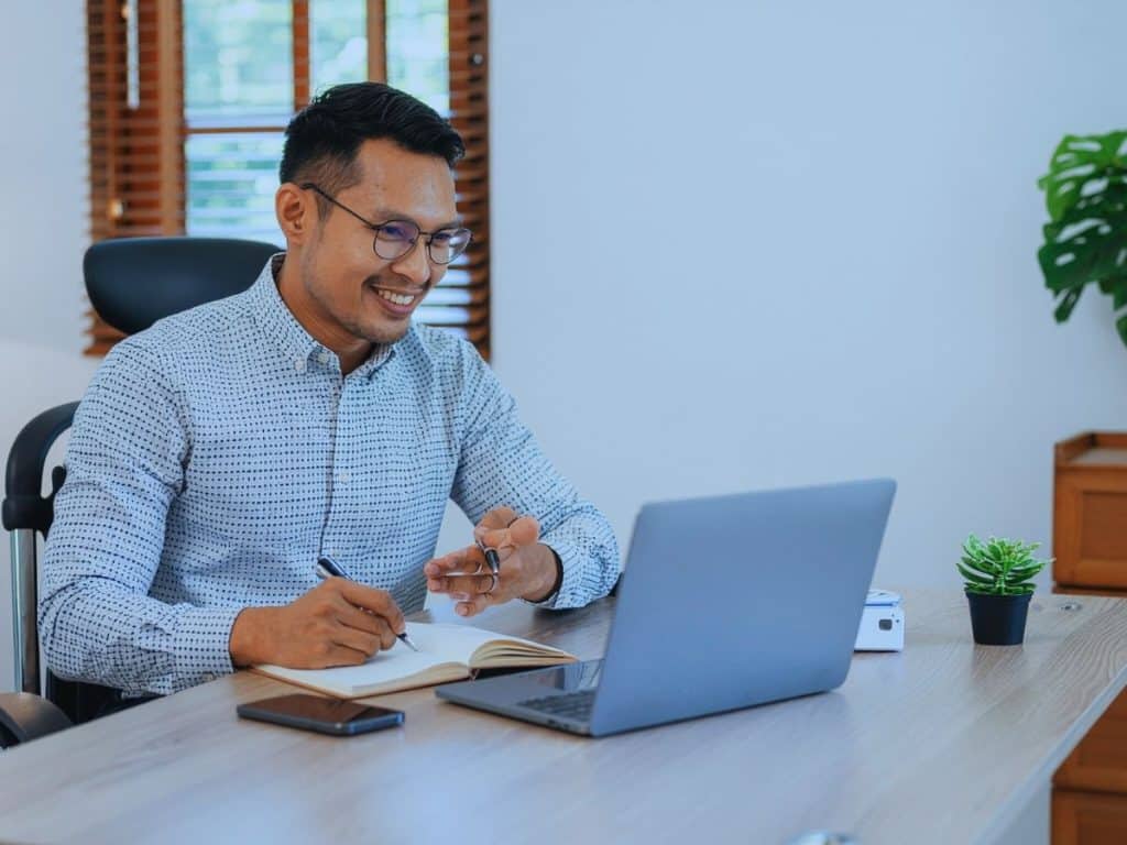 Having an online meeting when comparing virtual vs in-person financial adviser