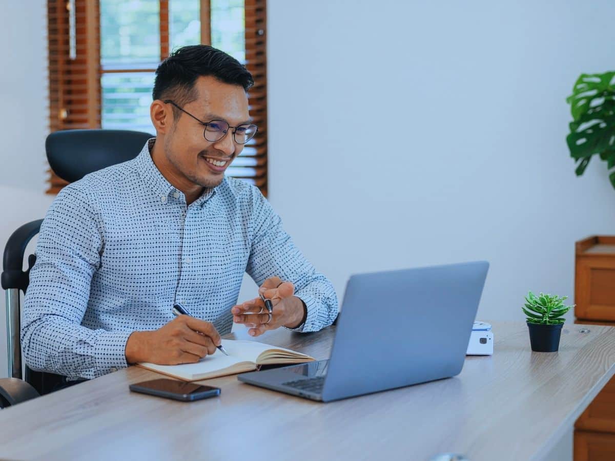 Having an online meeting when comparing virtual vs in-person financial adviser